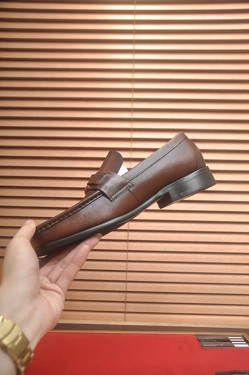 Men's men's shoes 💰540💶 [LV] (original single cowhide lining) 🍀LV's latest genuine leather business suit shoes are launched simultaneously on the official website. The first-layer cowhide imported from Italy is made of heavy gold, 💥official website 1:1 rubber outsole. Versatile to wear, high-end without losing class, and the color combination is extraordinary. This four-season style is alluring when worn on your feet, showing off your big-name flair. Standard code 39-45 (45 customized)